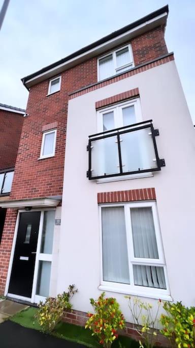 3 Stories, 5 Bedroom House In Prime Location With Balcony And Shared Garden Liverpool Esterno foto