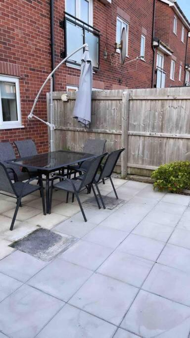 3 Stories, 5 Bedroom House In Prime Location With Balcony And Shared Garden Liverpool Esterno foto