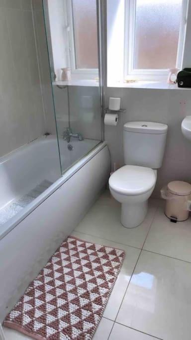 3 Stories, 5 Bedroom House In Prime Location With Balcony And Shared Garden Liverpool Esterno foto
